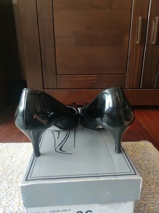 Zapatos de tacón charol negro