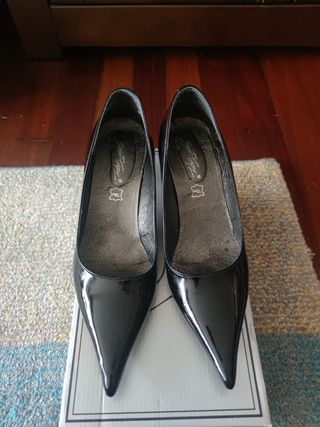 Zapatos de tacón charol negro