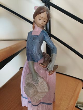 Figura de porcelana mujer con sombrero