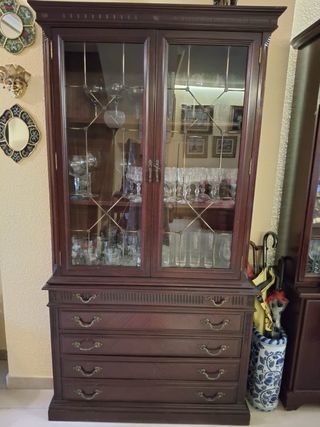 Mueble vitrina clásico madera y cristal