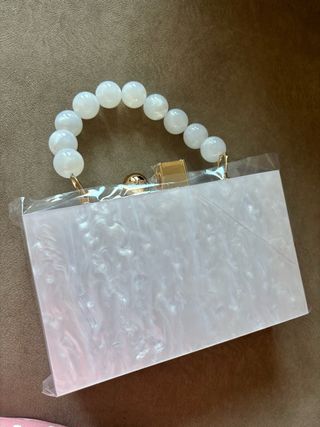 Bolso de fiesta blanco con detalles dorados