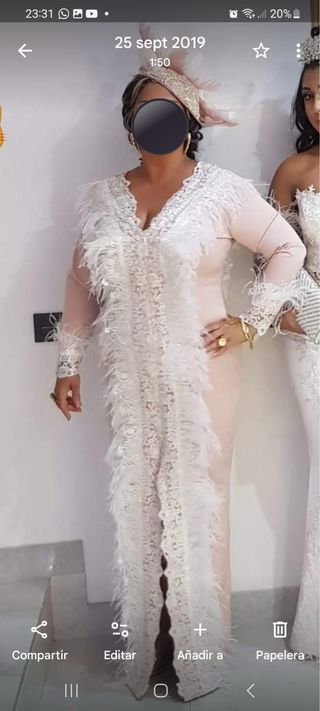 Vestido de boda  gitana rosa con plumas