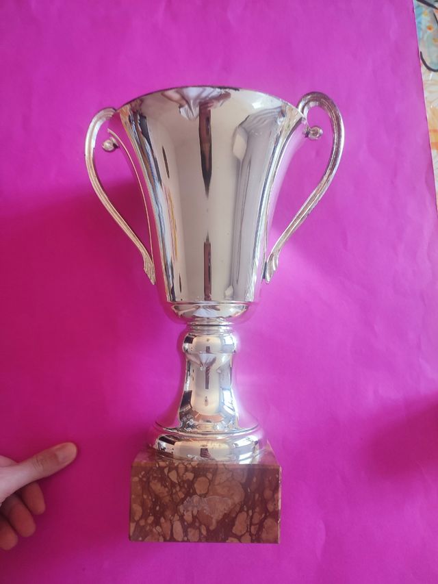 Coppa trofeo in metallo con base in marmo
