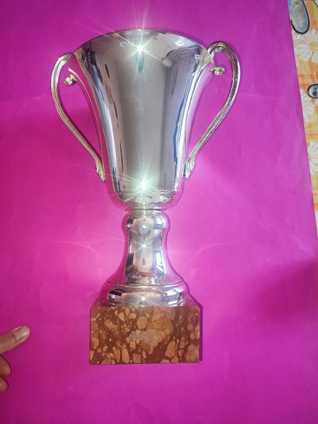 Coppa trofeo in metallo con base in marmo