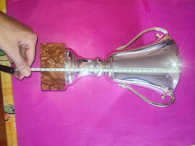 Coppa trofeo in metallo con base in marmo