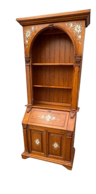 Librería de madera con incrustaciones