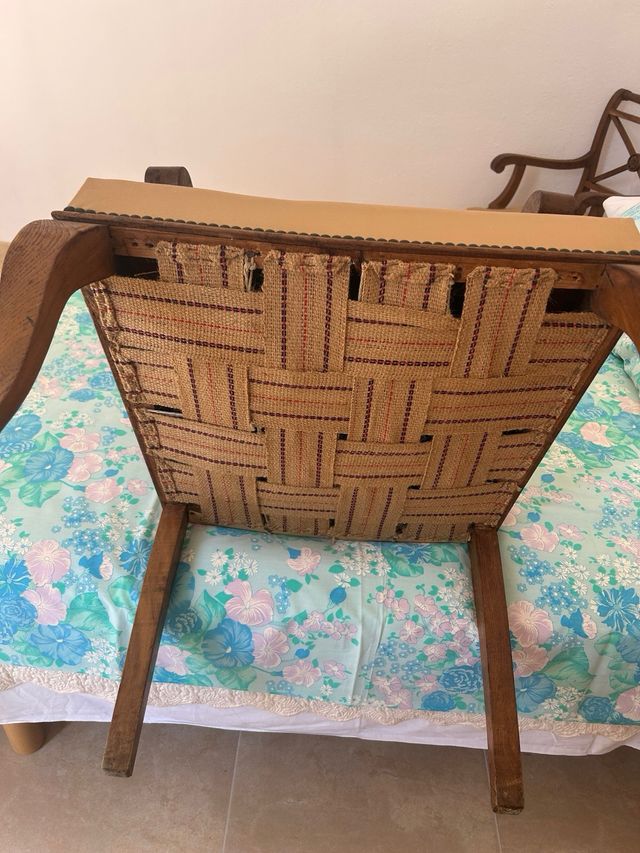 Dos sillones isabelinos antiguos