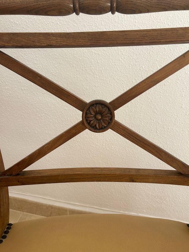 Dos sillones isabelinos antiguos