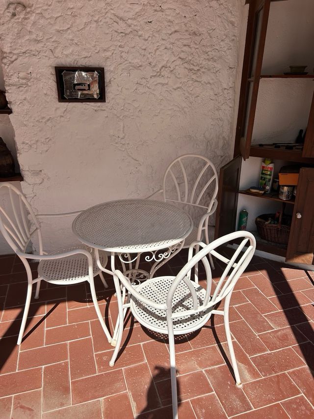 Mesa y 3 Sillas de Hierro Blancas