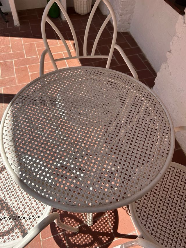 Mesa y 3 Sillas de Hierro Blancas