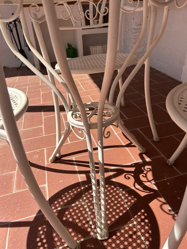 Mesa y 3 Sillas de Hierro Blancas