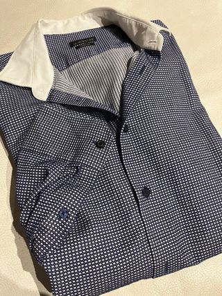 Camisa de hombre azul y blanca