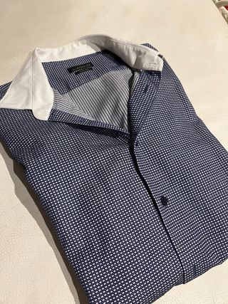 Camisa de hombre azul y blanca