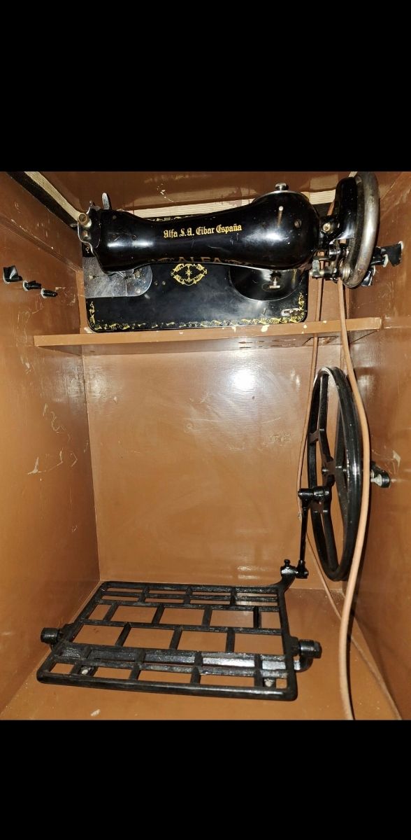 Máquina de coser Alfa antigua