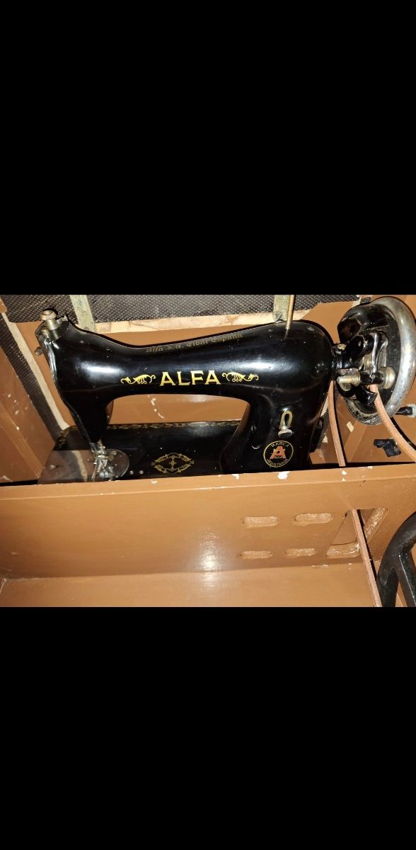 Máquina de coser Alfa antigua