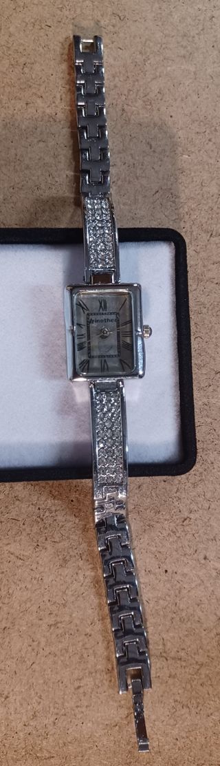 Reloj de mujer plateado con pedrería