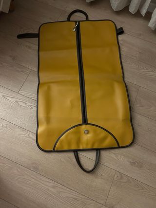 Maleta porta trajes amarilla y marrón
