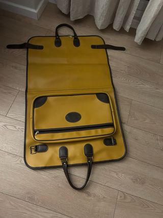 Maleta porta trajes amarilla y marrón