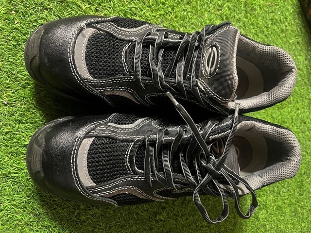 Botas de seguridad negras y grises
