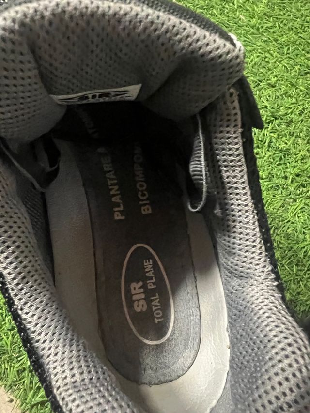 Botas de seguridad negras y grises