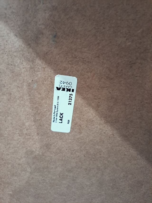 Mesa auxiliar IKEA de madera. LACK