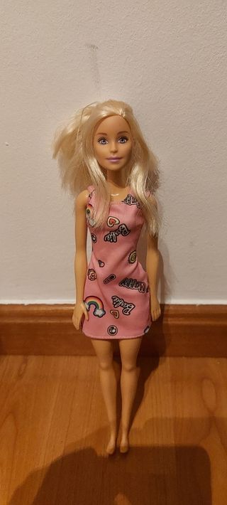 Muñeca Barbie rubia con vestido rosa