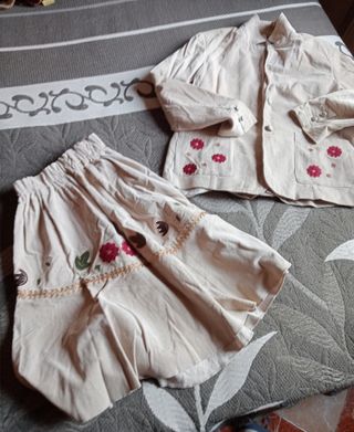 Conjunto Falda y Chaqueta Beige con Flores Rojas