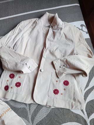 Conjunto Falda y Chaqueta Beige con Flores Rojas