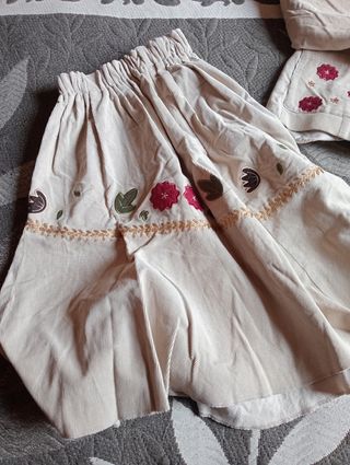 Conjunto Falda y Chaqueta Beige con Flores Rojas