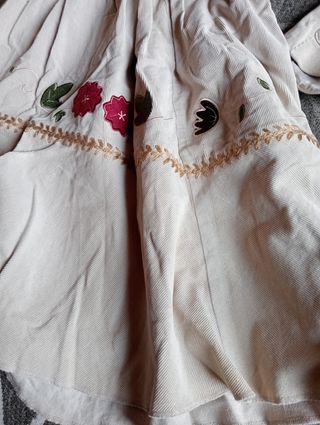 Conjunto Falda y Chaqueta Beige con Flores Rojas