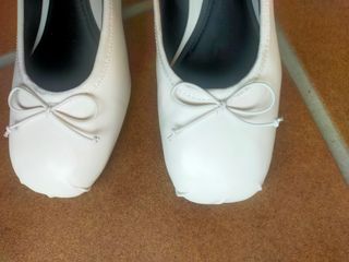 Zapatos planos blancos con lazo