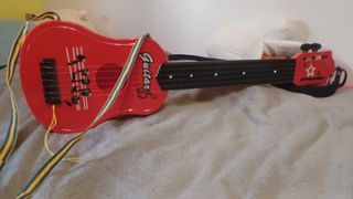 Guitarra de juguete roja