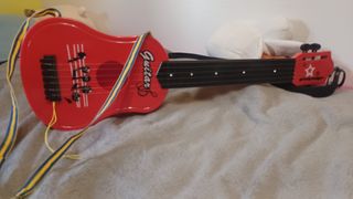 Guitarra de juguete roja