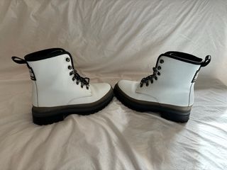 Botas blancas con cordones