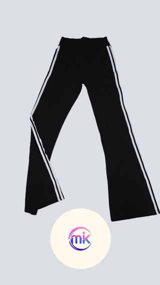 Pantalones deportivos de rayas.