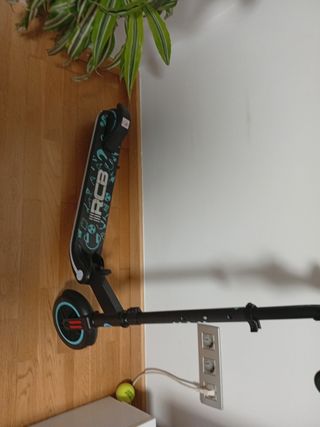 Patinete infantil eléctrico.
