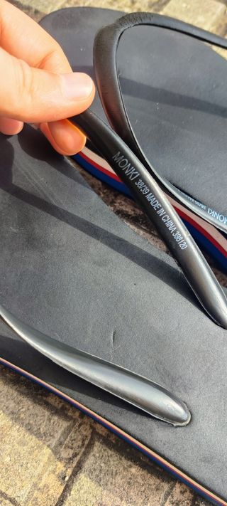 Chanclas negras con plataforma multicolor de Monki