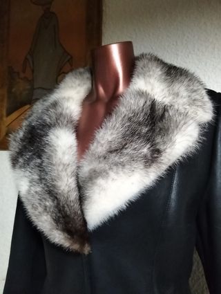 Abrigo largo de piel con cuello y puños de pelo