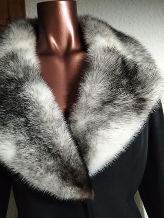 Abrigo largo de piel con cuello y puños de pelo