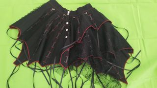 Falda gótica negra y roja
