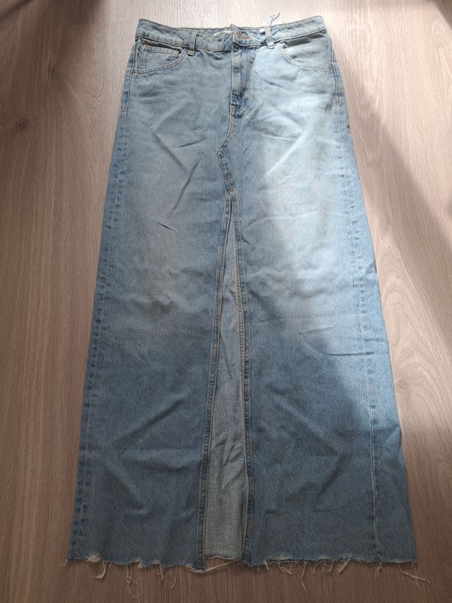 Falda vaquera larga con bajo deshilachado