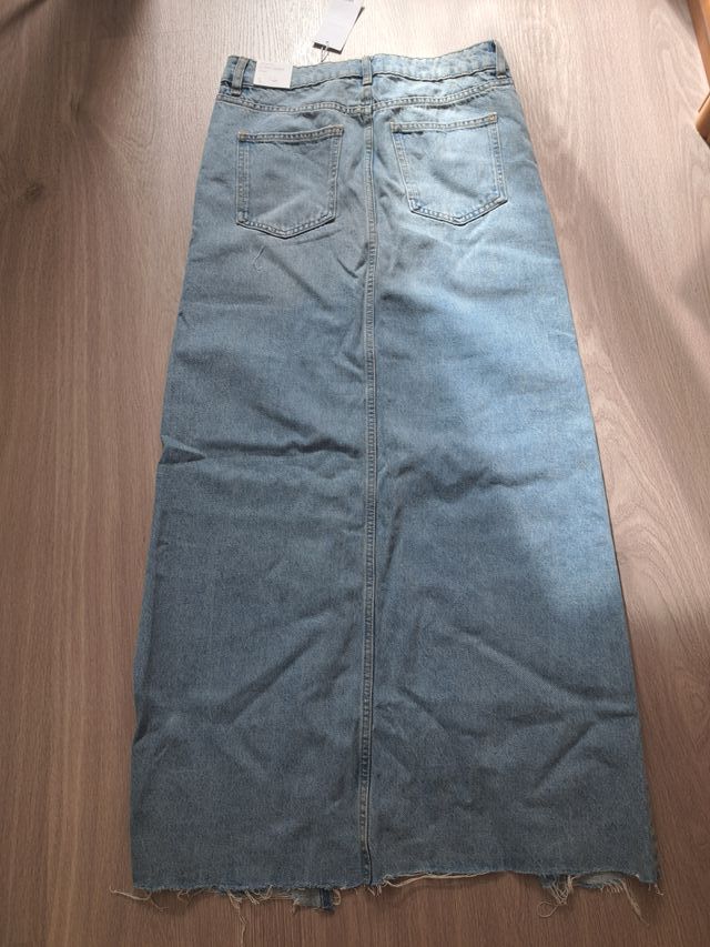 Falda vaquera larga con bajo deshilachado