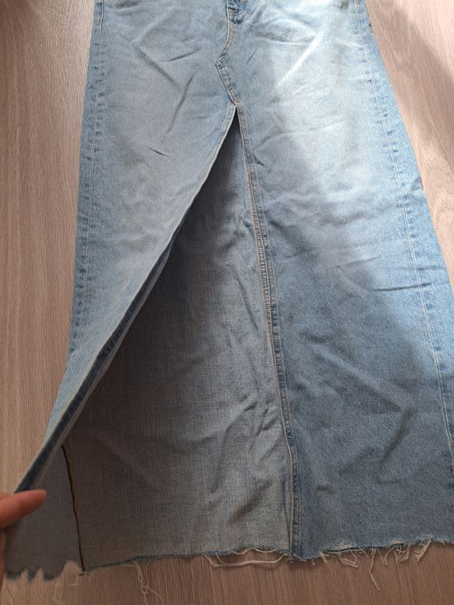 Falda vaquera larga con bajo deshilachado