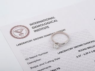 sortija oro 18k con piedra con diamante de laboratorio