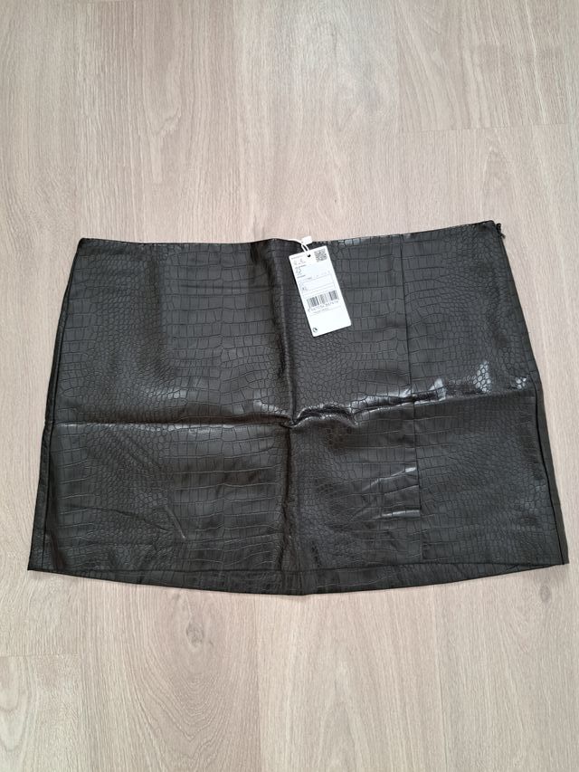 Minifalda Mango efecto piel animal print negra