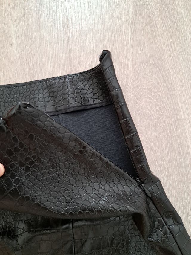 Minifalda Mango efecto piel animal print negra