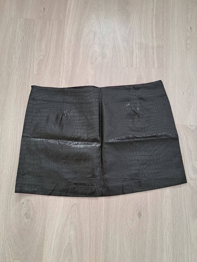 Minifalda Mango efecto piel animal print negra