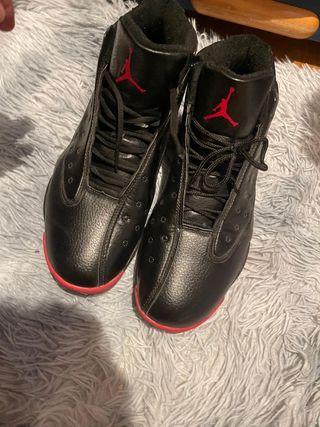 Zapatillas Jordan Negras y Rojas