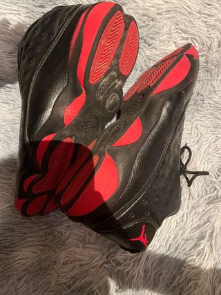 Zapatillas Jordan Negras y Rojas