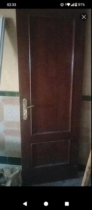 Puerta de madera oscura con manilla